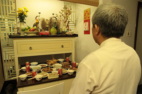Tân trang bàn thờ gia tiên ngày Tết: Sang, sửa bát hương ngày cuối năm sao cho đúng?