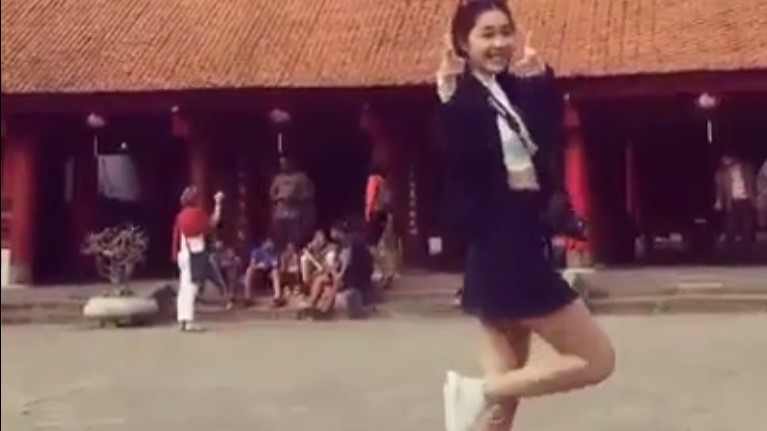 Cô gái váy ngắn nhảy trong Văn Miếu khiến dân mạng ồn ào