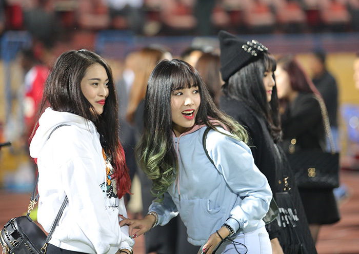 Dàn Wags xinh đẹp ăn mừng Siêu cúp cùng cầu thủ Than Quảng Ninh