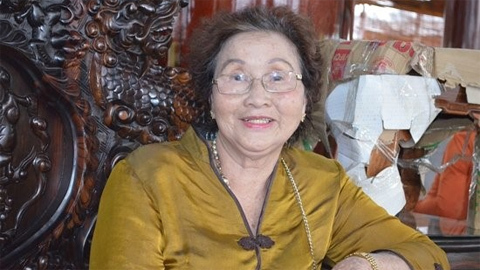 Clip hát Tàu đêm năm cũ của mẹ Hoài Linh