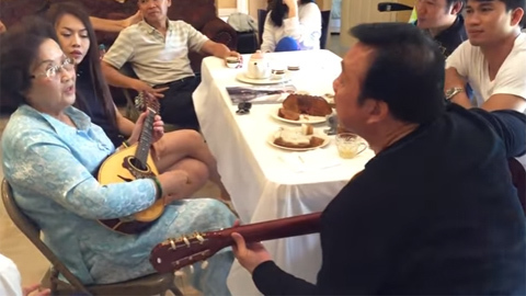 Clip mẹ Hoài Linh hát cùng Chí Tài