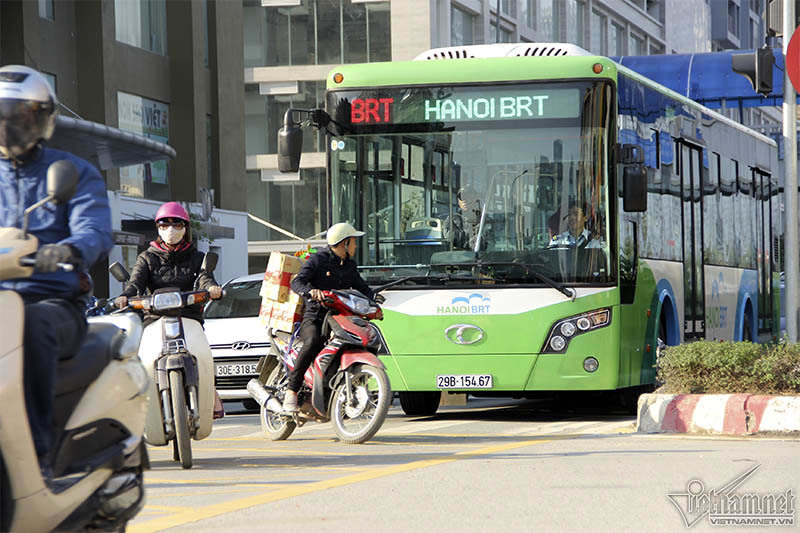 Xe máy tạt đầu, lái xe buýt nhanh khựng người