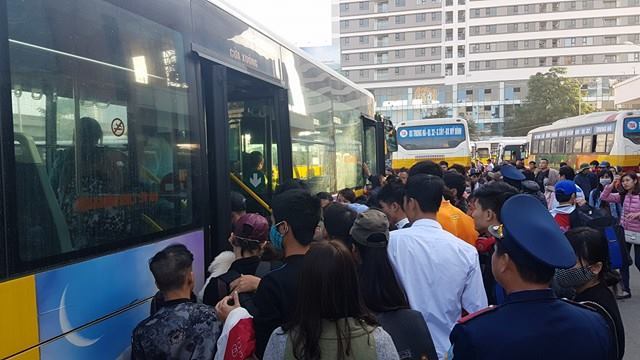 Hạ nhiệt bến Mỹ Đình: HN điều hàng chục xe buýt miễn phí