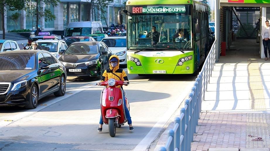 Dân mạng ngán ngẩm với cô gái ý thức tham gia giao thông kém