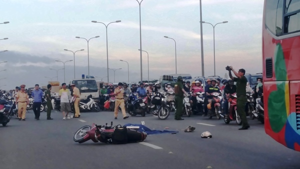 Đại lộ Võ Văn Kiệt tê liệt sau vụ tai nạn chết người
