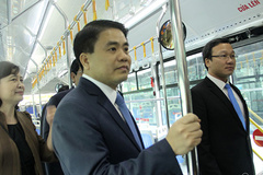Chủ tịch Nguyễn Đức Chung trải nghiệm chuyến buýt nhanh đầu tiên