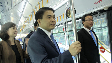 Chủ tịch Nguyễn Đức Chung trải nghiệm chuyến buýt nhanh đầu tiên