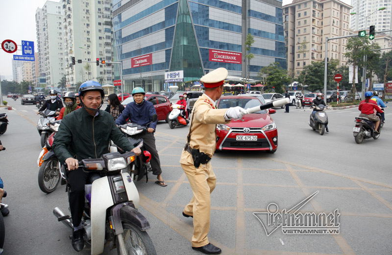 CSGT tất tả phân làn cho buýt nhanh ngày cuối năm