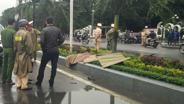 Phát hiện 2 thi thể thanh niên chết bí ẩn trên bồn hoa