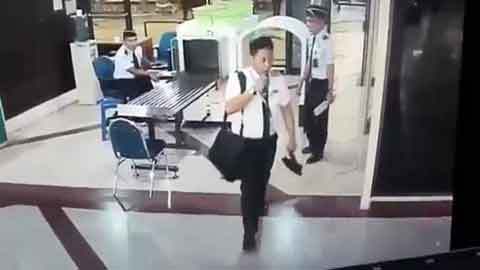 Phi công loạng choạng tại cửa kiểm tra an ninh