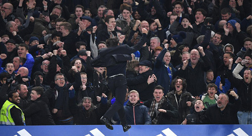 Conte ăn mừng như điên dại khi William ghi bàn