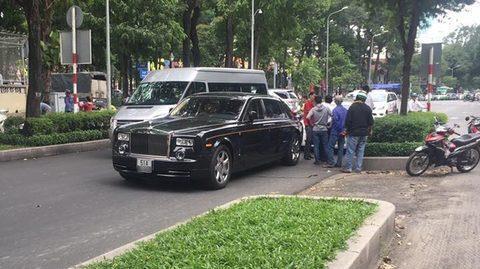 Rolls-Royce Phantom rồng bầm dập giữa TP.HCM