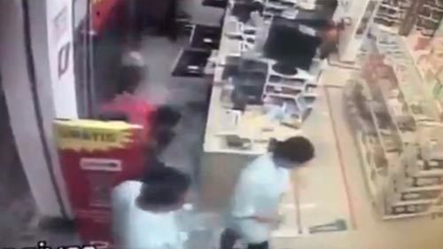 Tên cướp đen đủi nhất năm, đang vơ tiền thì đột quỵ