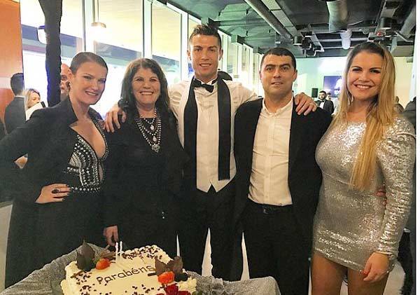 Ronaldo, Messi và Sharapova nô nức chào năm mới 2017