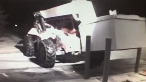 Cướp táo tợn, dùng cẩu múc cả cây ATM