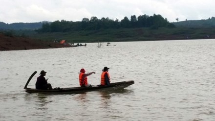 Lật thuyền trên hồ thủy điện, 3 người mất tích
