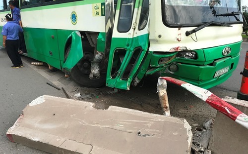 Xe buýt gặp nạn ngày đầu năm, hàng chục khách hoảng loạn