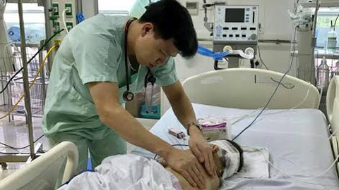 Tivi rơi trúng đầu, bé 20 tháng tụ máu não