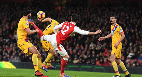Giroud lập siêu phẩm
