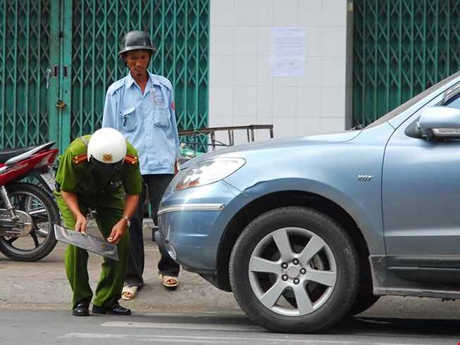 Không dễ khóa bánh ô tô đậu tràn lan