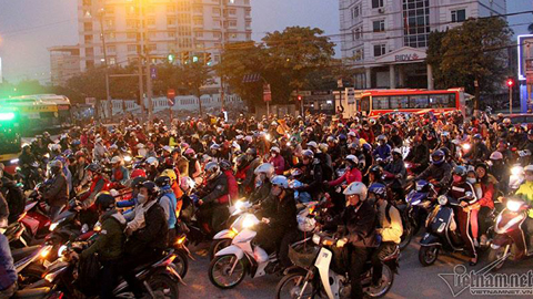 dân đổ về thủ đô sau tết