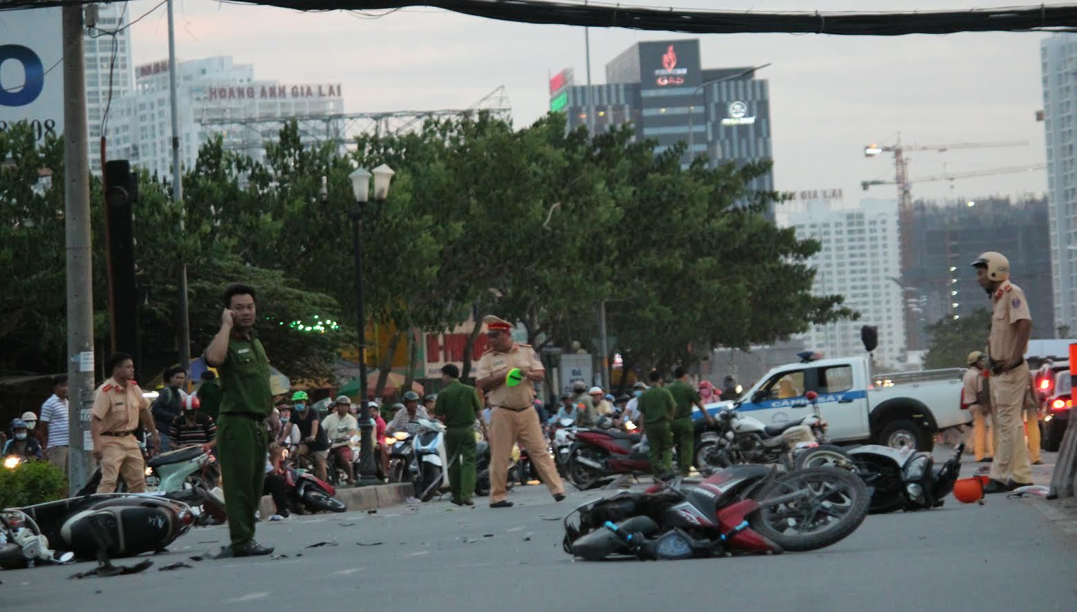 Tông xe liên hoàn ở Sài Gòn, nhiều người bị thương nặng