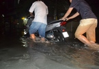 Dân 2 phường ở Sài Gòn khốn khổ vì nửa đêm tát nước, chống ngập