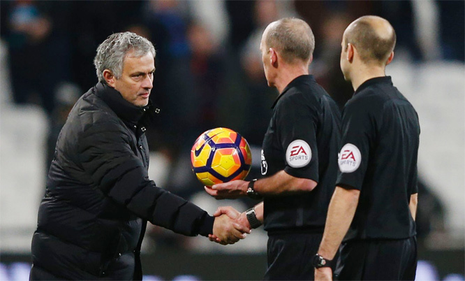 MU hưởng lợi từ trọng tài, Mourinho nhún vai coi khinh
