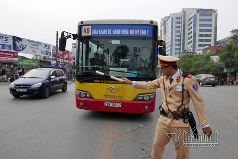 CSGT xử lý xe buýt đi vào BRT