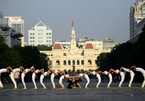 Mãn nhãn với các tư thế Yoga 'đỉnh cao' trong nắng sớm Sài Gòn