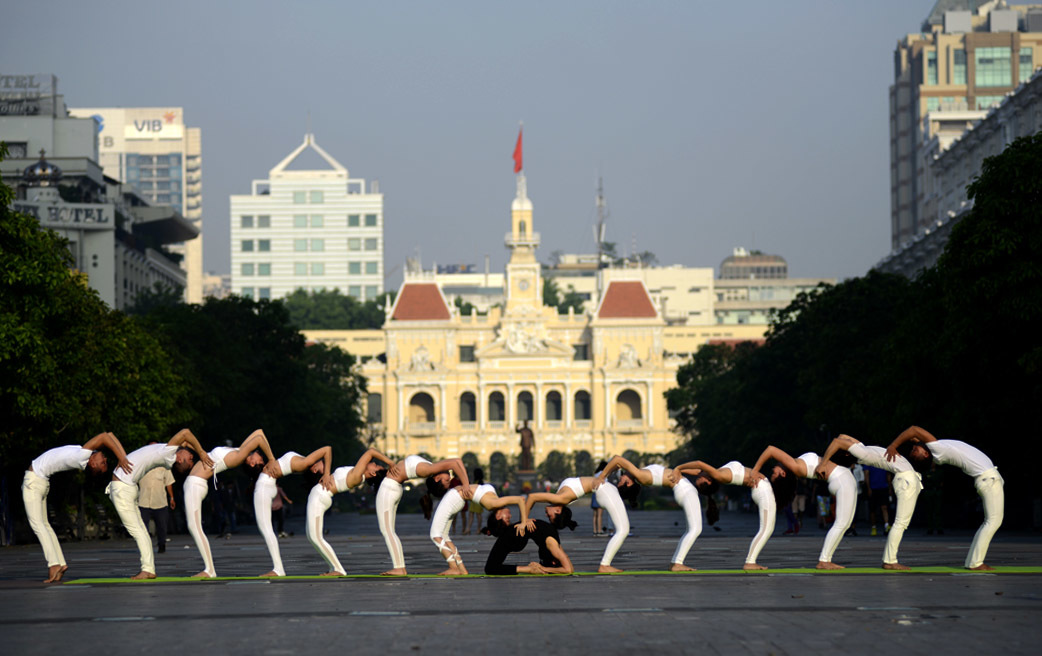 Mãn nhãn với các tư thế Yoga 'đỉnh cao' trong nắng sớm Sài Gòn