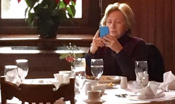 Hillary ngồi cô độc tại bàn ăn