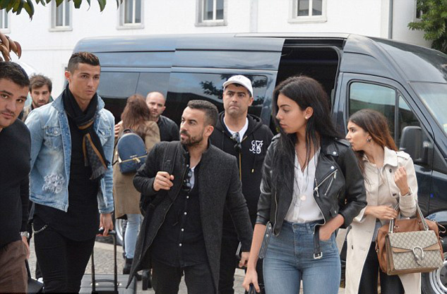 Ronaldo hẹn hò với bồ cũng không yên