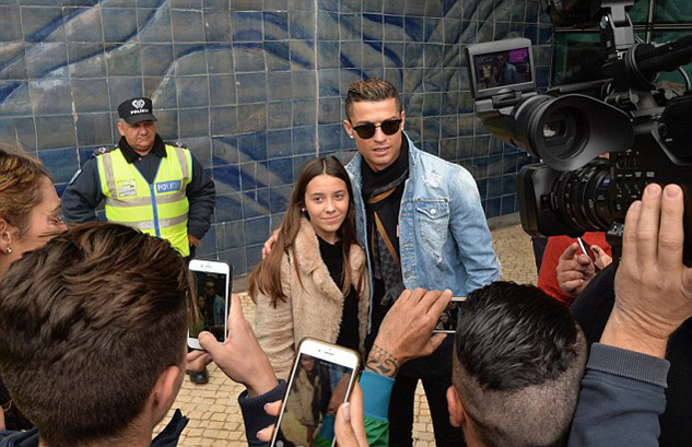 Ronaldo hẹn hò với bồ cũng không yên