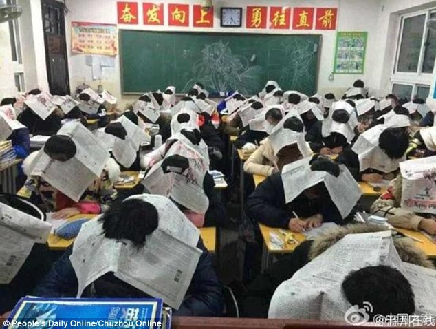 Học sinh Trung Quốc đội báo lên đầu để chống gian lận
