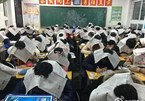 Học sinh Trung Quốc đội báo lên đầu để chống gian lận
