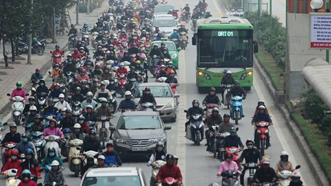 Hà Nội: Buýt nhanh BRT bị 'vây hãm' tứ phía
