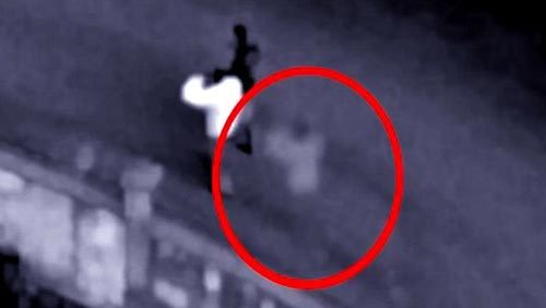 Clip rùng rợn ghi hình bóng trắng bám theo người đi bộ