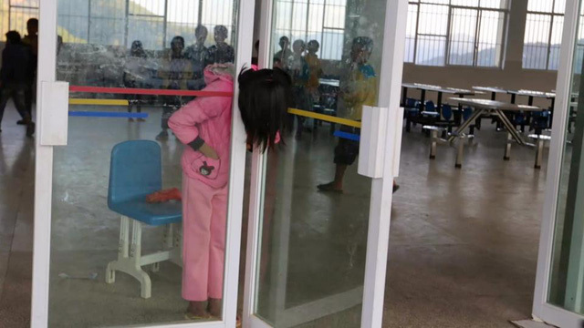 Bé gái Trung Quốc kẹt cứng đầu trong khe hẹp giữa 2 cửa kính