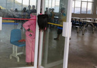 Bé gái Trung Quốc kẹt cứng đầu trong khe hẹp giữa 2 cửa kính