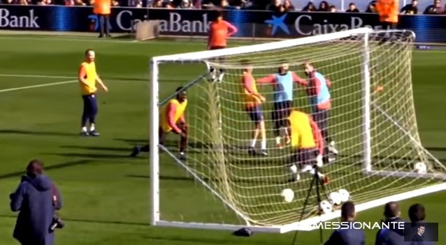 Xem Messi solo rồi ghi bàn xỏ háng 2 đồng đội cùng lúc