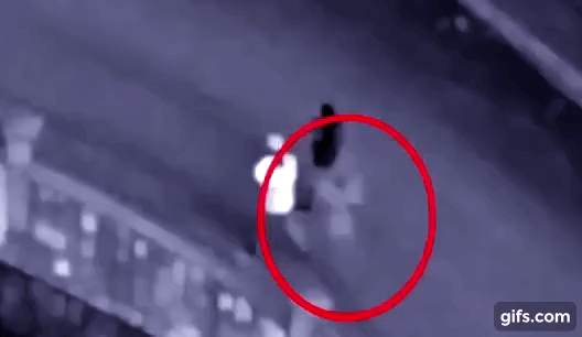 Clip ớn lạnh ghi hình bóng trắng bám theo người đi bộ