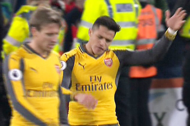 Alexis Sanchez bệnh ngôi sao, cáu giận với đồng đội