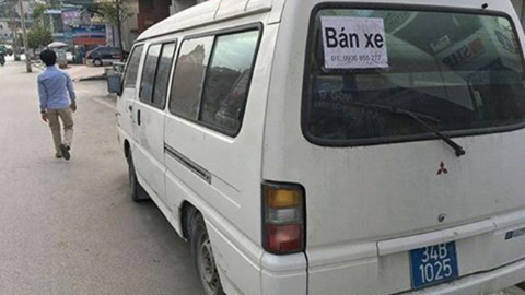 Rao bán xe cứu thương biển xanh giữa đường