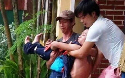 Ngáo đá mang xăng dọa đốt trụ sở Công an phường