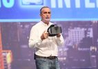 Intel ra mắt kính VR kiểu mới cùng ... túi nôn