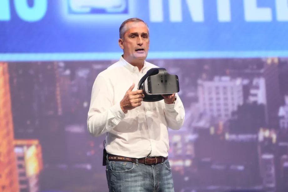 Intel ra mắt kính VR kiểu mới cùng ... túi nôn