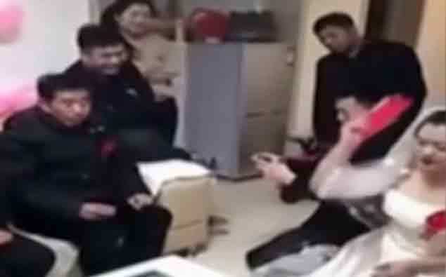 Cô dâu mắng chú rể té tát vì tiền mừng cưới của bố chồng quá ít