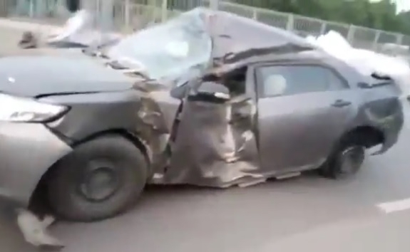 Video: Ô tô dập nát toàn thân, nổ lốp vẫn phóng trên đường
