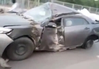 Video: Ô tô dập nát toàn thân, nổ lốp vẫn phóng trên đường